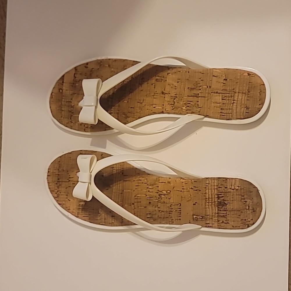 Bass flip flop sandals with bow on top size 9